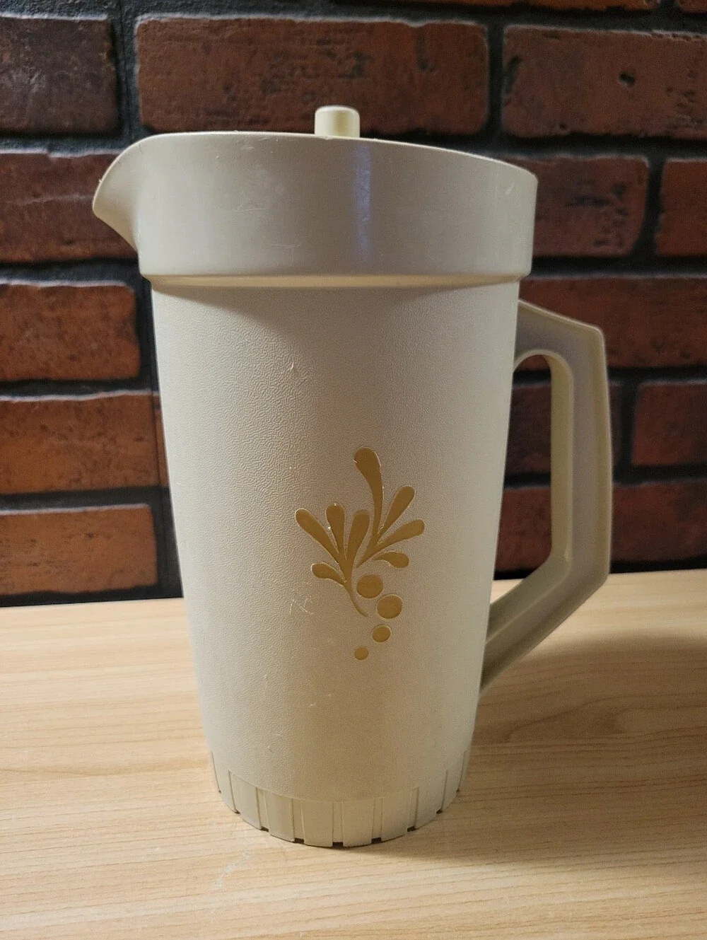 Vintage Tupperware 800-6 Almond Harvest Two Quart Pitcher